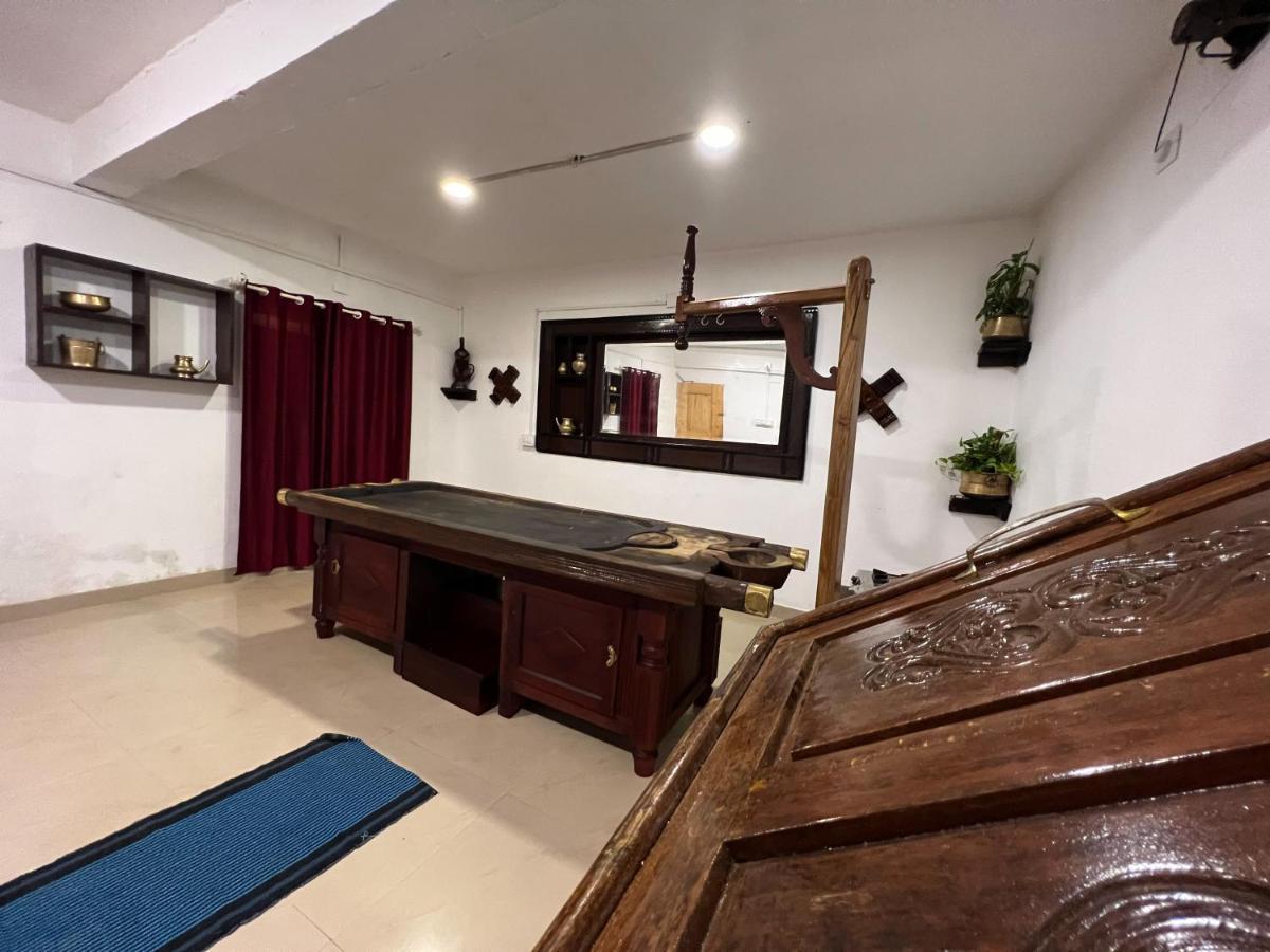 Hotel Vedha Ayurvedic Panchakarma Treatment Centre Alappuzha Esterno foto